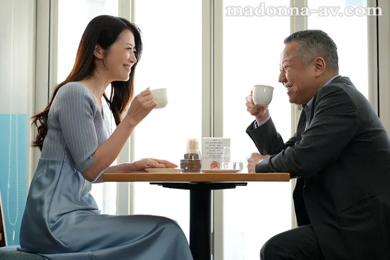 北条麻紀がコーヒーを飲んでいる