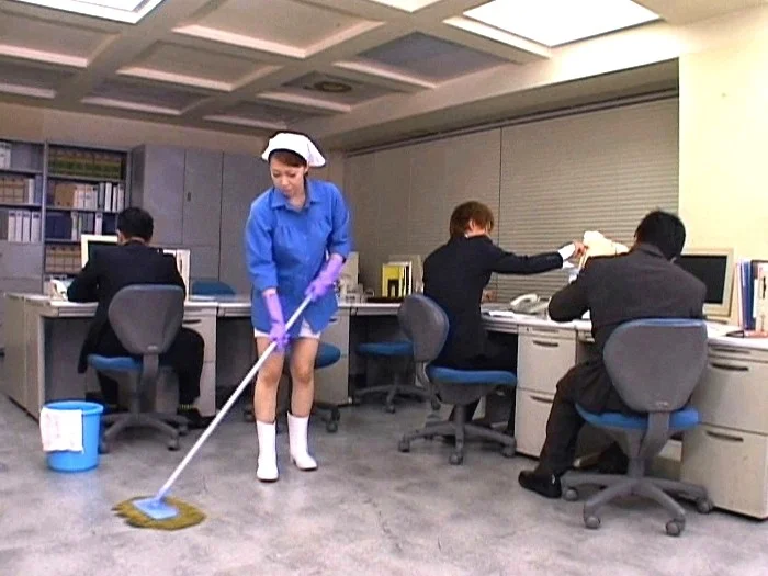 オフィスを掃除している風間ゆみ