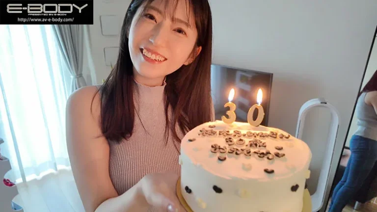 ケーキを持っている柏木ふみか