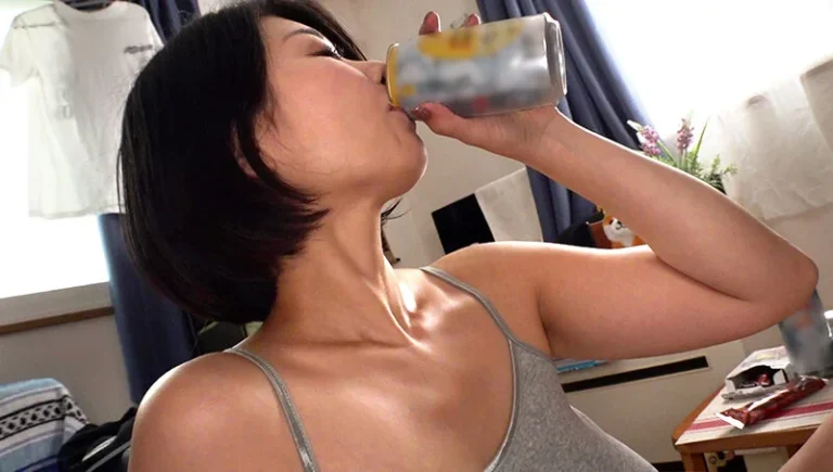 お酒を飲んでいる推川ゆうり